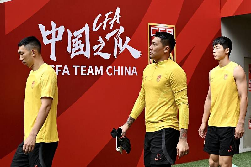 是的，毫无但愿可言，即便若干年后在奥斯卡年夜红年夜紫的《钢琴师》，也有着淡淡的人文关切与暖和，而唐人街的夜色里，一切都像墨一样黝黑。